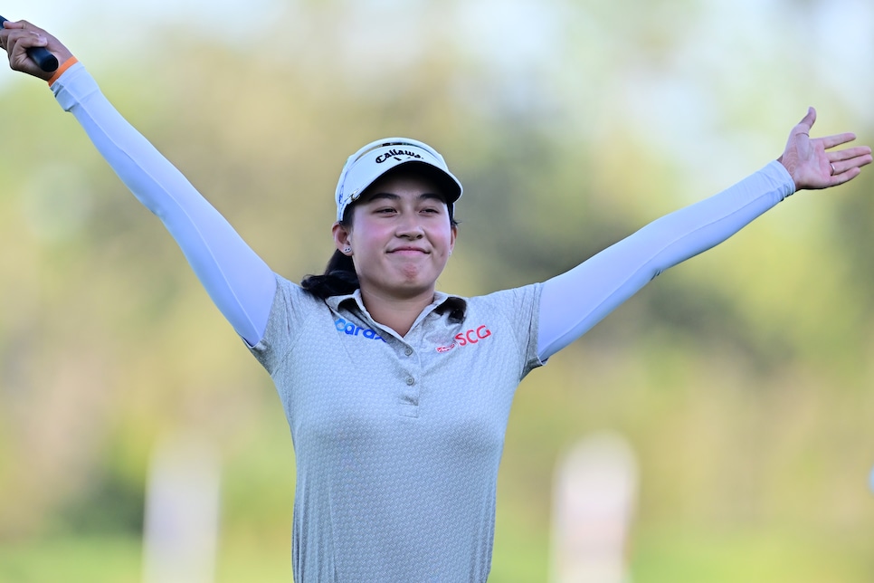 NAPLES, FLORIDA - NOVEMBER 23: Jeeno Thitikul of Thailand celebrates her winning putt on the 18th green during the final round of the CME Group Tour Championship 2025 at Tiburon Golf Club on November 23, 2025 in Naples, Florida. (Photo by Julio Aguilar/Getty Images)